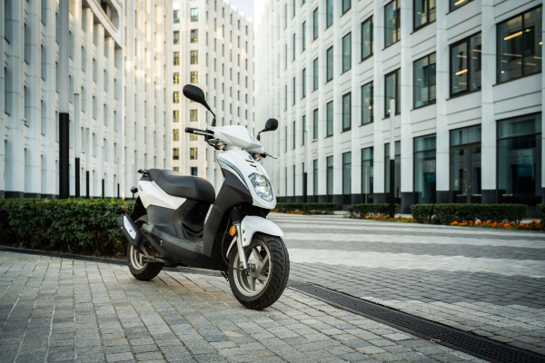 Скутер SYM (Сим) Orbit 50 белый + мотошлем SYM серый | Мототека Скутер SYM (Сим) Orbit 50 белый + мотошлем SYM серый | Мототека